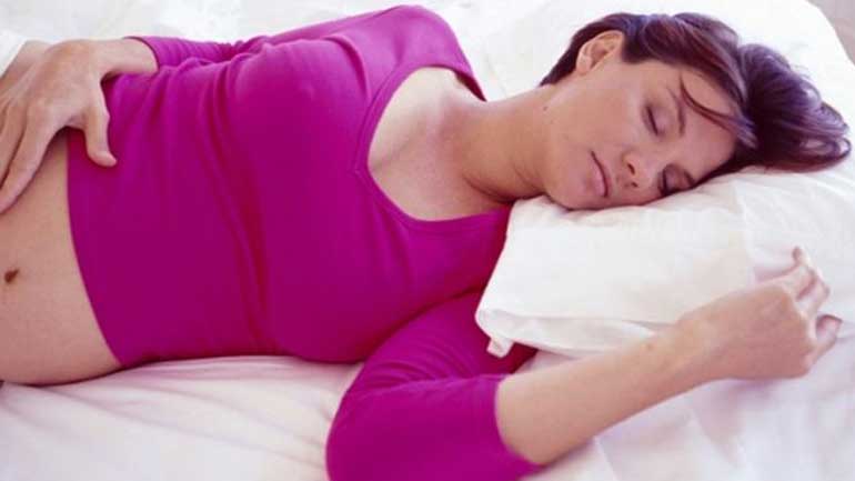 Είστε έγκυος; Αυτή είναι η στάση που θα σας βοηθήσει να κοιμηθείτε καλύτερα